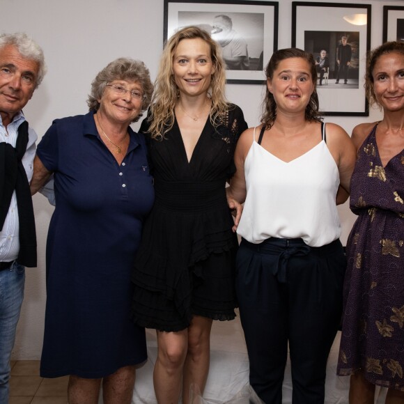 Exclusif - Michel Boujenah, Jacqueline Franjou, Caroline Vigneaux, Elodie Poux et Coline Berry après la représentation des one-woman-show "Caroline Vigneaux croque la pomme" et "Elodie Poux - Le Syndrome Du Playmobil" lors du Festival de Ramatuelle, France, le 8 août 2019. © Cyril Bruneau/Festival de Ramatuelle/Bestimage