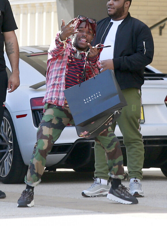 Exclusif - Le rappeur Lil Uzi fait du shopping à Barneys New York à Beverly Hills. Le 17 avril 2017