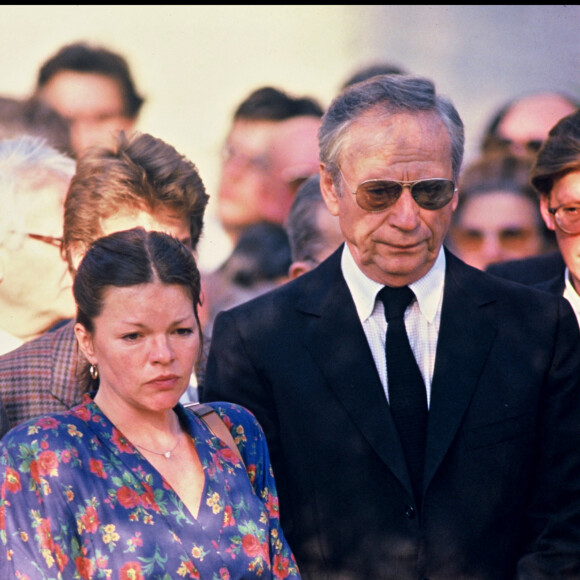 Catherine Allégret et Yves Montand à l'enterrement de Simone Signoret au cimetière du Père Lachaise à Paris, en 1985.