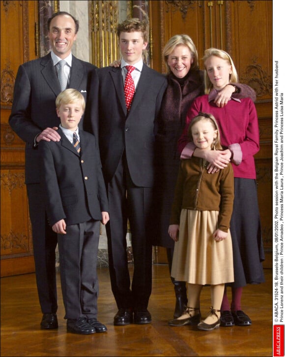 La princesse Astrid, son mari le prince Lorenz et leurs enfants, le prince Amedeo, la princesse Maria Laura, le prince Joachim et la princesse Luisa Maria en 2002.