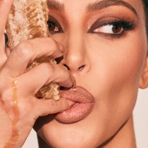 Kim Kardashian, couverte de miel sur la campagne de la nouvelle gamme Matte Honey de KKW Beauty.