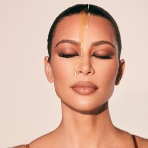 Kim Kardashian, couverte de miel sur la campagne de la nouvelle gamme Matte Honey de KKW Beauty.