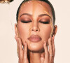 Kim Kardashian, couverte de miel sur la campagne de la nouvelle gamme Matte Honey de KKW Beauty.