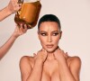 Kim Kardashian, couverte de miel sur la campagne de la nouvelle gamme Matte Honey de KKW Beauty.