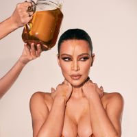 Kim Kardashian se couvre le visage et le corps de miel, une vidéo étonnante