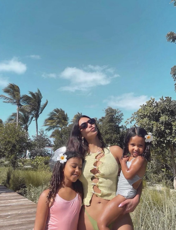 Kim Kardashian et ses deux filles North et Chicago en février 2021.