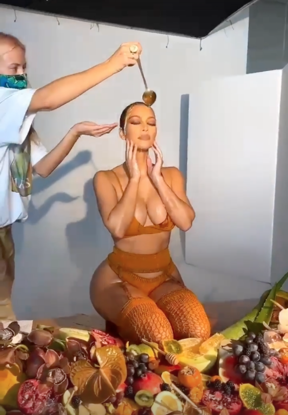 Kim Kardashian se couvre de miel dans les coulisses de son shooting pour la collection "Matte Honey" de KKW Beauty. Story Instagram du 5 février 2021.