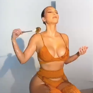 Kim Kardashian se couvre de miel dans les coulisses de son shooting pour la collection "Matte Honey" de KKW Beauty. Story Instagram du 5 février 2021.