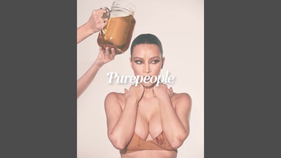 Kim Kardashian se couvre le visage et le corps de miel, une vidéo étonnante