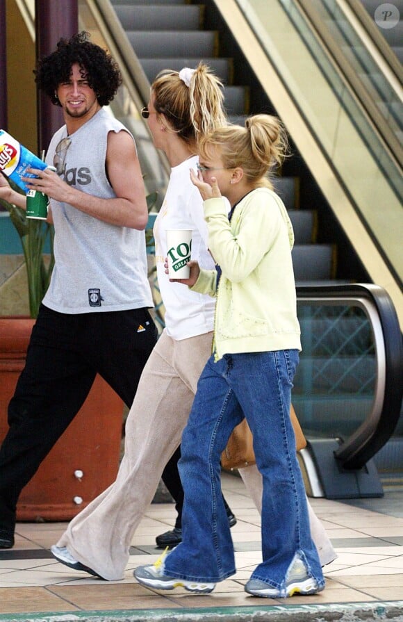 Britney Spears déjeune à Hollywood avec sa famille et ses amis, après sa rupture avec Justin Timberlake.