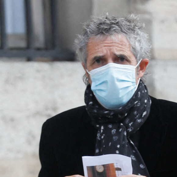 Exclusif - Julien Clerc - Sorties de la messe hommage à Jean-Loup Dabadie en l'église Saint-Germain-des-Prés à Paris le 23 septembre 2020. 