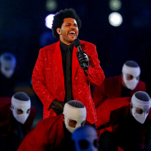 The Weeknd se produit au Super Bowl Halftime Show au Raymond James Stadium de Tampa en Floride