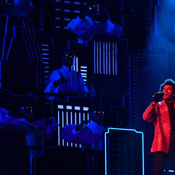 The Weeknd se produit au Super Bowl Halftime Show au Raymond James Stadium de Tampa en Floride, le 7 février 2021.