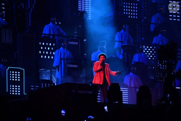 The Weeknd se produit au Super Bowl Halftime Show au Raymond James Stadium de Tampa en Floride, le 7 février 2021.