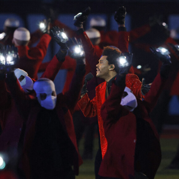 The Weeknd se produit au Super Bowl Halftime Show au Raymond James Stadium de Tampa en Floride, le 7 février 2021.