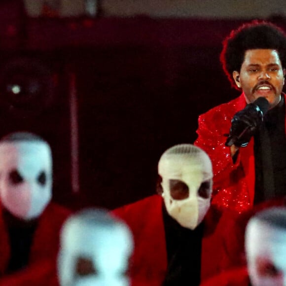 The Weeknd se produit au Super Bowl Halftime Show au Raymond James Stadium de Tampa en Floride, le 7 février 2021.