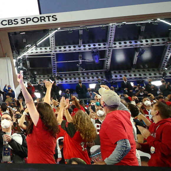 The Weeknd se produit au Super Bowl Halftime Show au Raymond James Stadium de Tampa en Floride, le 7 février 2021.