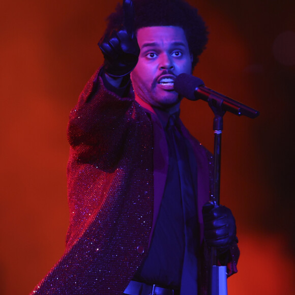 The Weeknd se produit au Super Bowl Halftime Show au Raymond James Stadium de Tampa en Floride, le 7 février 2021.