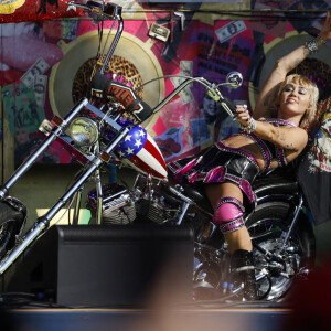 Miley Cyrus lors du concert TikTok Tailgate Party en marge du Super Bowl LV au Raymond James Stadium de Tampa, en Floride. Le 7 février 2021.