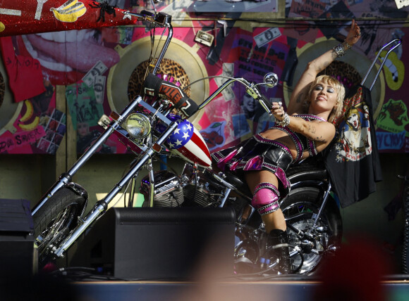 Miley Cyrus lors du concert TikTok Tailgate Party en marge du Super Bowl LV au Raymond James Stadium de Tampa, en Floride. Le 7 février 2021.