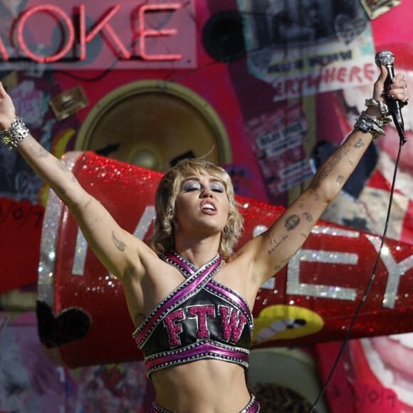 Miley Cyrus lors du concert Tic Tok Tailgate Party en marge du Super Bowl LV au Raymond James Stadium de Tampa, en Floride. Le 7 février 2021.
