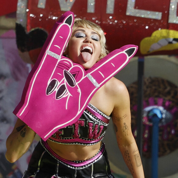 Miley Cyrus lors du concert TikTok Tailgate Party en marge du Super Bowl LV au Raymond James Stadium de Tampa, en Floride. Le 7 février 2021.