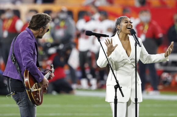 Eric Church et Jazmine Sullivan chantent l'hymne américain au Super Bowl LV au Raymond James Stadium de Tampa, en Floride. Le 7 février 2021.