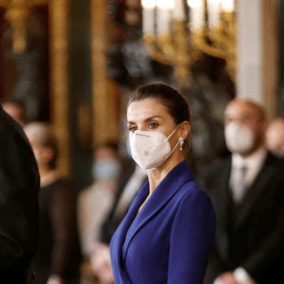 Le roi Felipe VI et la reine Letizia d'Espagne, reçoivent des ambassadeurs étrangers au Palais Royal le 28 janvier 2021 à Madrid, Espagne.