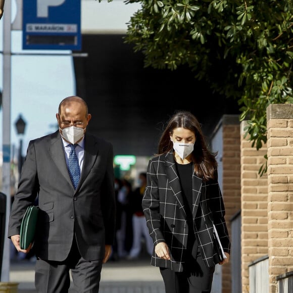 La reine Letizia d'Espagne arrive à une réunion de travail à l'association espagnole sur les maladies rares à Madrid, le 27 janvier 2021.