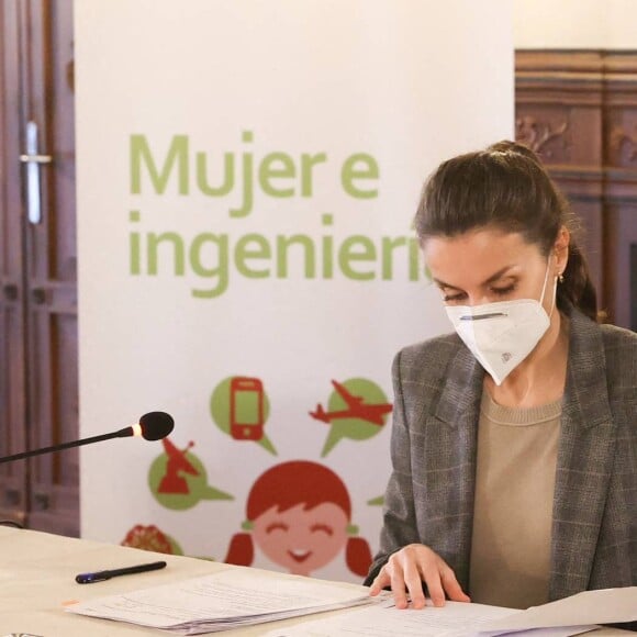 La reine Letizia d'Espagne participe la réunion de travail du projet "Women and Engineering" à la Royal Academy of Engineering à Madrid, le 26 janvier 2021.