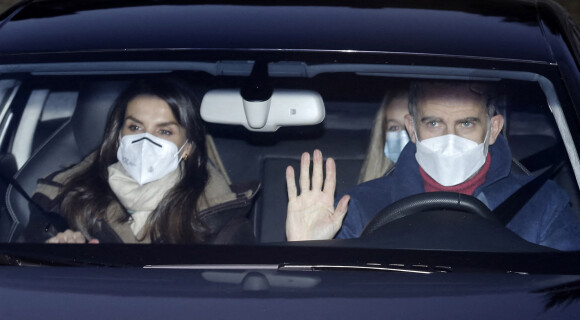 Le roi Felipe VI et la reine Letizia d'Espagne en famille à leur arrivée chez Jesus Ortiz, père de la reine, à Madrid. Le 6 janvier 2021