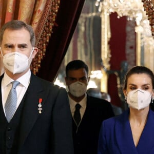 Le roi Felipe VI et la reine Letizia d'Espagne, reçoivent des ambassadeurs étrangers au Palais Royal le 28 janvier 2021 à Madrid, Espagne.