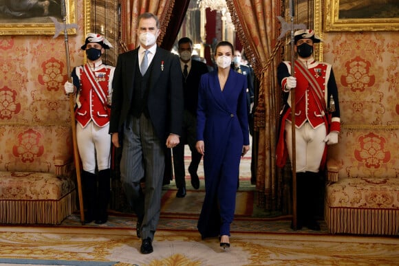 Le roi Felipe VI et la reine Letizia d'Espagne, reçoivent des ambassadeurs étrangers au Palais Royal le 28 janvier 2021 à Madrid, Espagne.