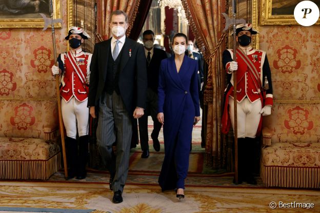 Le roi Felipe VI et la reine Letizia d'Espagne, reçoivent des ambassadeurs étrangers au Palais Royal le 28 janvier 2021 à Madrid, Espagne.
