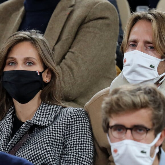 Ophélie Meunier et son mari Mathieu Vergne en tribune lors de la finale homme des internationaux de tennis de Roland Garros à Paris remportée par Rafael Nadal en trois set le 11 octobre 2020. © Dominique Jacovides / Bestimage