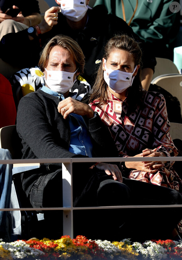 Mathieu Vergne et sa femme Ophélie Meunier dans les tribunes lors des internationaux de tennis Roland Garros à Paris le 9 octobre 2020. © Dominique Jacovides / Bestimage