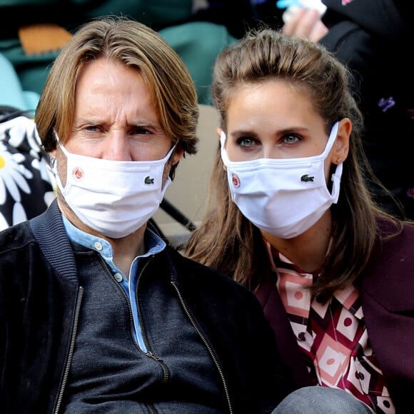 Mathieu Vergne et sa femme Ophélie Meunier dans les tribunes lors des internationaux de tennis Roland Garros à Paris le 9 octobre 2020. © Dominique Jacovides / Bestimage