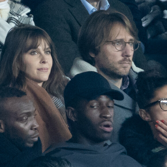 Mathieu Vergne et sa femme Ophélie Meunier dans les tribunes lors du match de Ligue 1 opposant le Paris Saint-Germain à l'AS Monaco au Parc des Princes à Paris, France, le 12 janvier 2020.