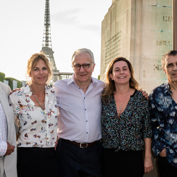 Exclusif - Jean-Loup Dabadie, Virginie Coupérie-Eiffel, Alain Ducasse,Coco Coupérie-Eiffel, julien Clerc et Christophe Bonnat - Photocall lors de la soirée du Grand Prix Longines Global Champions Tour lors du Longines Paris Eiffel Jumping au Champ-de-Mars à Paris, le 4 juillet 2015. 