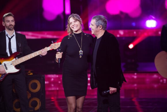 Julien Clerc et sa fille Vanille Clerc qui fait sa première apparition en public enceinte - Deuxième jour de la 33ème édition du Téléthon au Parc de la Villette à Paris le 7 décembre 2019.© Tiziano Da Silva/Bestimage