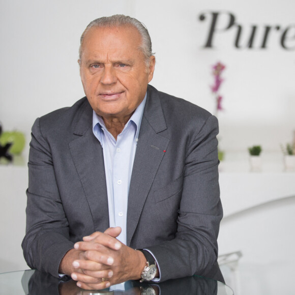 Rendez vous avec Gérard Louvin dans les locaux de Webedia pour une Interview pour Purepeople à Levallois-Perret le 22 novembre 2016.