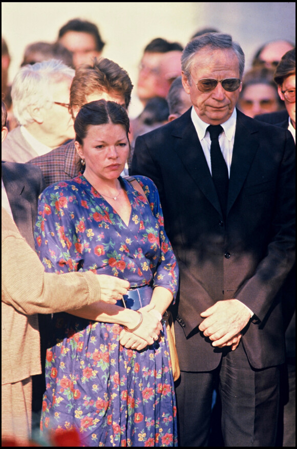 Catherine Allégret et Yves Montand assistent à l'enterrement de Simone Signoret.