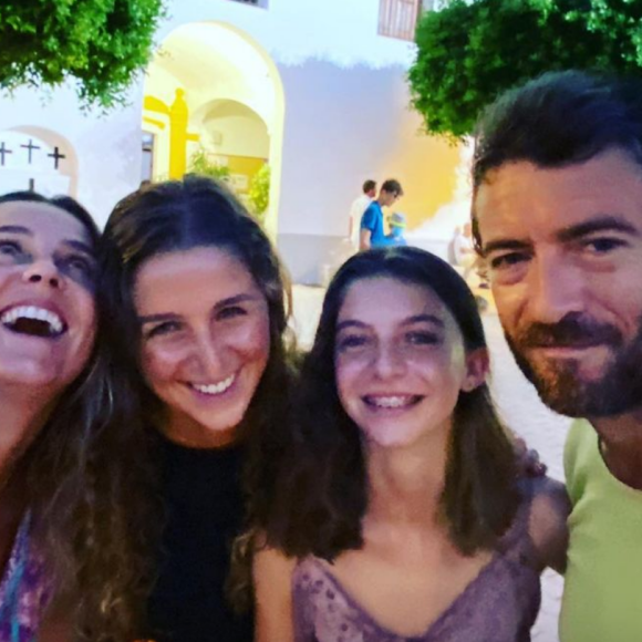 Marine Vignes, ses deux filles, Nina (née de sa relation avec Nagui) et Tess, et son compagnon Marc Antoine Colonna - Instagram