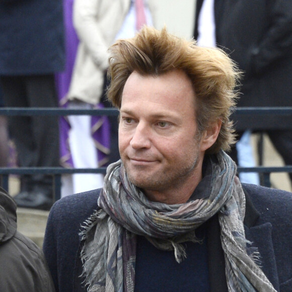 Laurent Delahousse aux obsèques de Benoît Duquesne en l'église Jeanne-d'Arc de Versailles, le 10 juillet 2014.