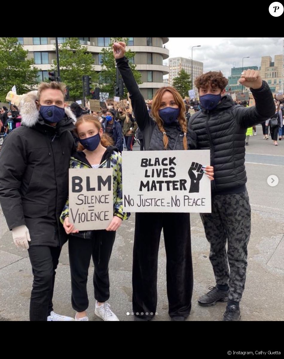 David et Cathy Guetta, et leurs enfants Elvis et Angie, manifestent à Londres contre le racisme et les violences policières. Juin 2020.