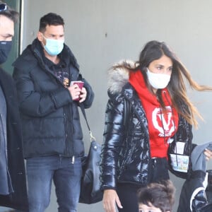 Lionel Messi, sa femme Antonela Roccuzzo et leurs enfants Thiago, Mateo et Ciro Messi arrivent à l'aéroport exécutif de Rosario, en Argentine, pour les vacances de Noël. Le 29 décembre 2020.