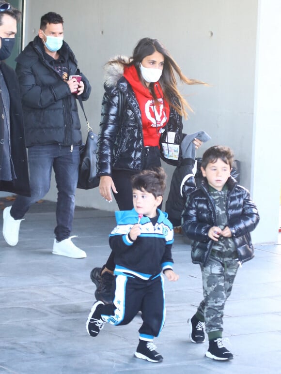 Lionel Messi, sa femme Antonela Roccuzzo et leurs enfants Thiago, Mateo et Ciro Messi arrivent à l'aéroport exécutif de Rosario, en Argentine, pour les vacances de Noël. Le 29 décembre 2020.