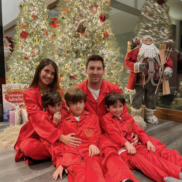 Lionel Messi, son épouse Antonela Roccuzzo et leurs trois fils en décembre 2020.