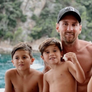 Lionel Messi, son épouse Antonela Roccuzzo et leurs trois fils en août 2020.