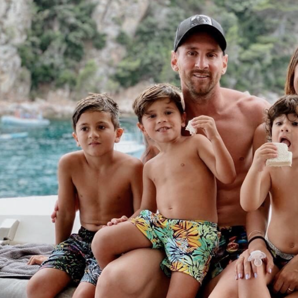 Lionel Messi, son épouse Antonela Roccuzzo et leurs trois fils en août 2020.